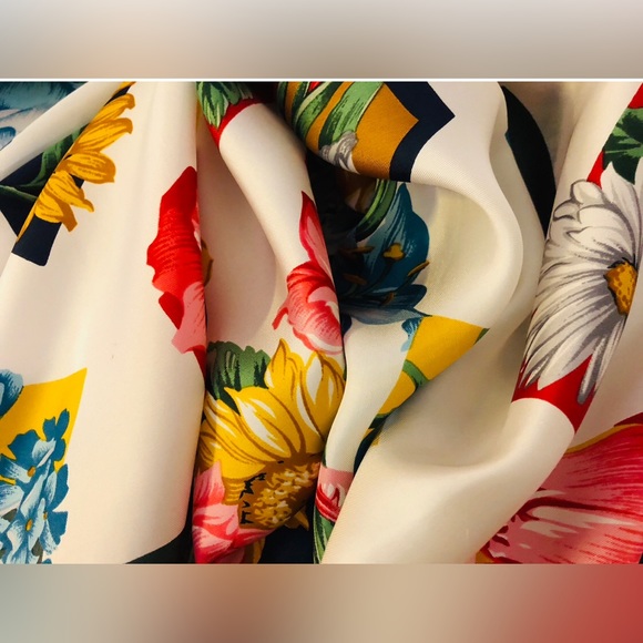 Museum of Fine Arts Boston 100%Pure Silk Scarf Floral 34” x 34” Lily Hortencia - Picture 10 of 15